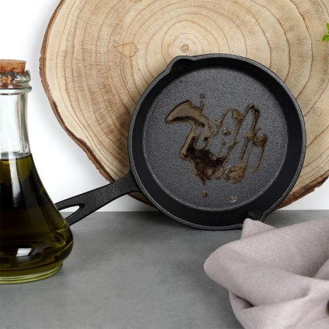 Patelnia Żeliwna Mała 15 cm VILDE Cast Line na Indukcję Grill